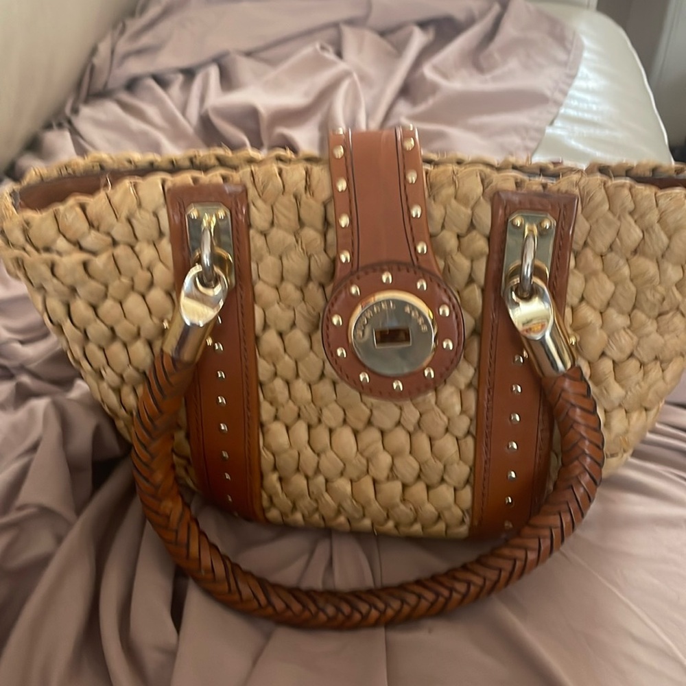 Really nice straw bag great shape the metal latch has some wear